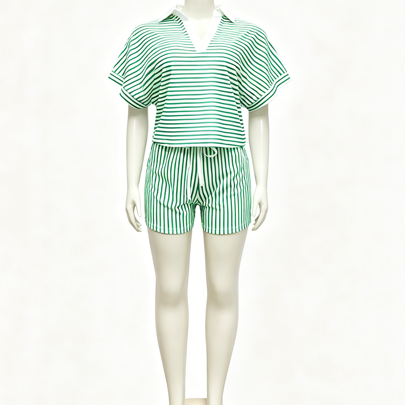 Ensemble composé d'une chemise décontractée à manches courtes rayée et d'un short pour femme