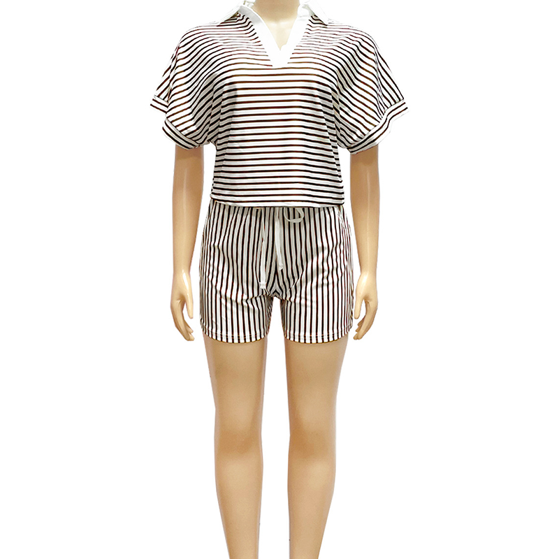Ensemble composé d'une chemise décontractée à manches courtes rayée et d'un short pour femme