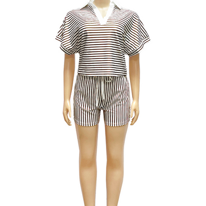 Ensemble composé d'une chemise décontractée à manches courtes rayée et d'un short pour femme