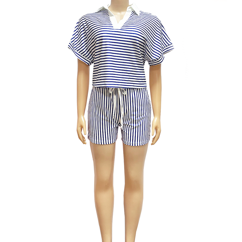 Ensemble composé d'une chemise décontractée à manches courtes rayée et d'un short pour femme