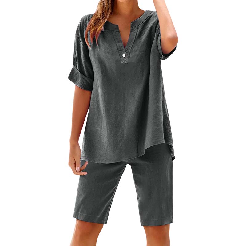 🌴 Tenue d'été avec décolleté V & short – Parfait pour la plage et les vacances tropicales !