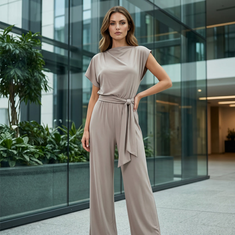 Mode féminine : ensemble uni composé d'un haut asymétrique et d'un pantalon