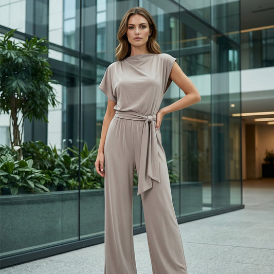 Mode féminine : ensemble uni composé d'un haut asymétrique et d'un pantalon