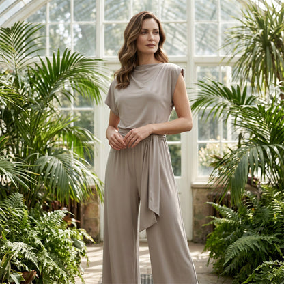 Mode féminine : ensemble uni composé d'un haut asymétrique et d'un pantalon