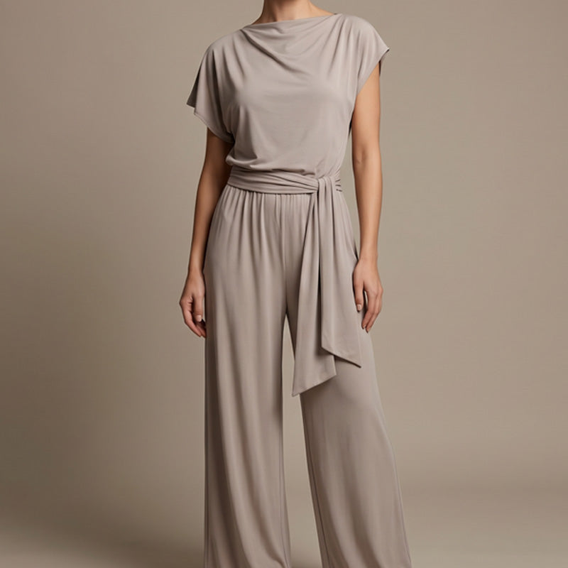 Mode féminine : ensemble uni composé d'un haut asymétrique et d'un pantalon