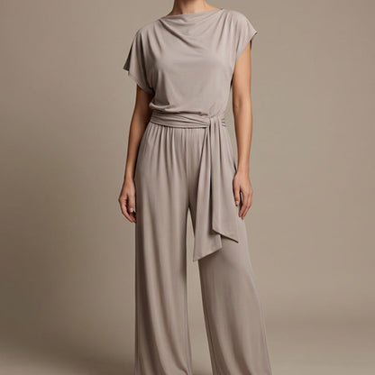 Mode féminine : ensemble uni composé d'un haut asymétrique et d'un pantalon