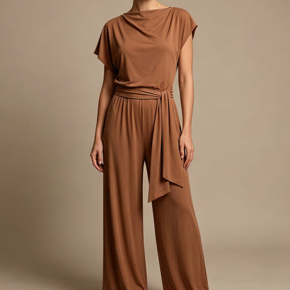 Mode féminine : ensemble uni composé d'un haut asymétrique et d'un pantalon