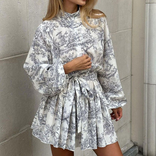 Mini-robe élégante à col montant, manches lanterne et coupe trapèze
